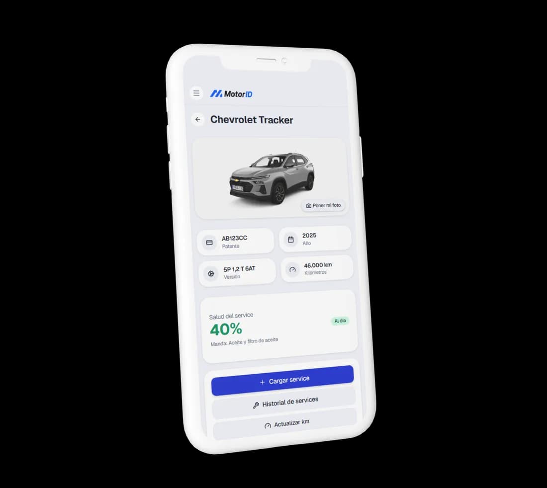 La app mostrando la pantalla de un auto: datos, salud del service y accesos al historial